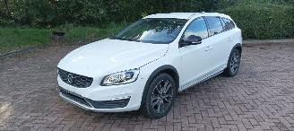 Voiture accidenté Volvo V-60 Cross Country 5-Cil 2.4 190pk Automatik 4x4 Leder Navi Xenon Led Climatecontrol CruiseControl Stoelverwarming Lichtautomaat Privacyglas Regensensor Trekhaak 2016/11