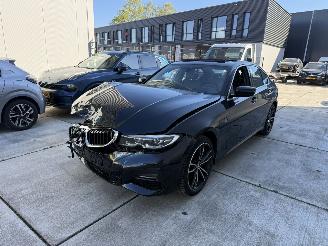 Voiture accidenté BMW 3-serie 330e HIGH EXE M-PAKKET-HUD-SCHUIFDAK-KEYLESS-NAVI-PDC 2019/10