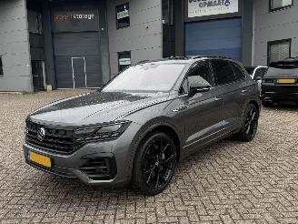 Coche accidentado Volkswagen Touareg 3.0 TSI R 4Motion Hybrid 544Pk Pano DynAudio Sfeerverlichting Head-Up 2021/10