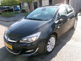 skadebil auto Opel Astra 1.4 COSMO SEDAN CLIMA NAVI 2013/2