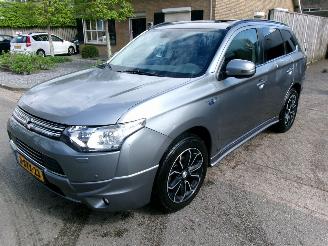 krockskadad bil auto Mitsubishi Outlander 2.0 PHEV INSTYLE + 2013/12