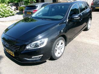 Schadeauto Volvo V-60 2.4 D6 AWD PLUG-IN HYBRID R-DESIGN 2015/10