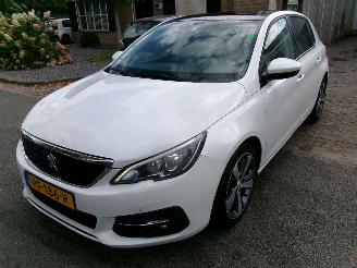 Schadeauto Peugeot 308 1.6 HDI BLUE LEASE EXECUTIVE CLIMA NAVI PANO 2017/11