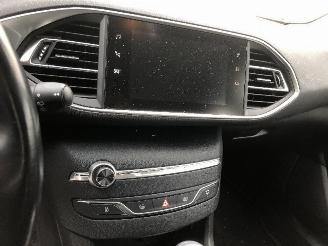 Peugeot 308 BREAK  1.2 T picture 12