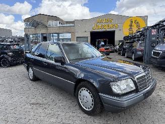 Voiture accidenté Mercedes 200-serie 124 1990/4