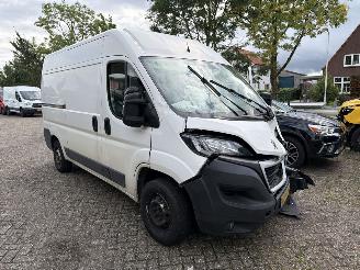 krockskadad bil bedrijf Peugeot Boxer 330 2.2 Bleu HDI EURO 6 L2 H2  Premium 2019/11