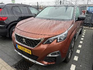 Vaurioauto  passenger cars Peugeot 3008 1.2 PureTech  Blue Lease Premium 2019/10