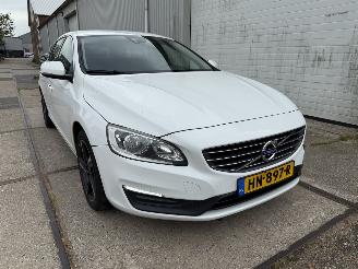 Unfallwagen Volvo V-60 2.0 D2 R-Design Automaat 2015/11