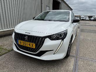Damaged car Peugeot 208 1.2 PureTech Allure 2022/9