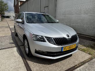 krockskadad bil auto Skoda Octavia 1.0 TSI Ambition Business 2018/1