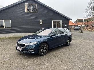 Damaged car Skoda Octavia AUTOMAAT HYBRIDE NAVI CLIMA VIRT DASH CAMERA TREKHAAK LED B.J 12-2024 2024/12