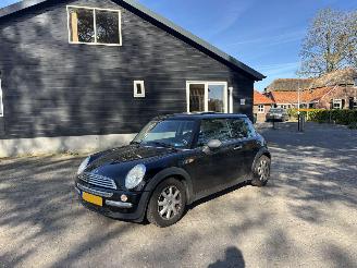Vaurioauto  passenger cars Mini One 1.6 Panodak B.J 2003 inruiler 2003/5