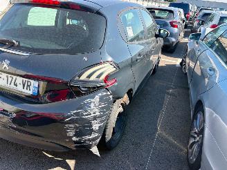 Peugeot 208  picture 6