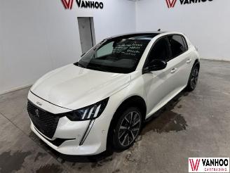Damaged car Peugeot 208  2022/8