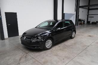 uszkodzony samochody osobowe Volkswagen Golf TRENDLINE 2017/4