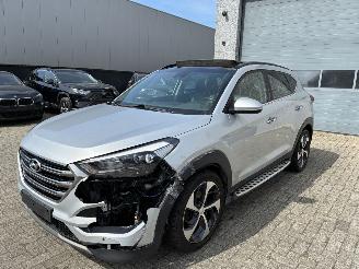 damaged passenger cars Hyundai Tucson HYUNDAI TUCSON 2.0D 2017 4X4 2017/10