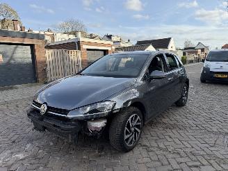 Schadeauto Volkswagen Golf 1.6 TDI Motor defect 2018/1