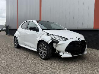 Vaurioauto  passenger cars Toyota Yaris 1.5 Hybrid glasdak automaat 2022/1