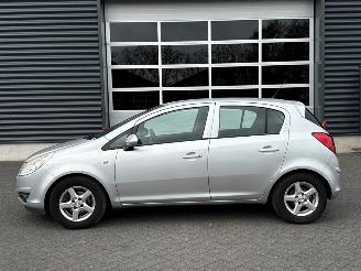 Opel Corsa 1.2 16V Hatchback  Benzine 1.229cc 59kW (80pk) FWD picture 2