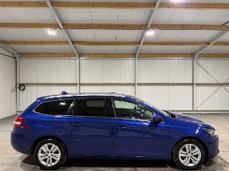 Vaurioauto  passenger cars Peugeot 308 1.2PT 81kW Blue Lease Executive 2019/8