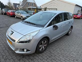 Vaurioauto  passenger cars Peugeot 5008 1.6   ( 7 persoons ) 2012/3