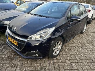 Vaurioauto  passenger cars Peugeot 208 1.2 PureTech Active 2016/3