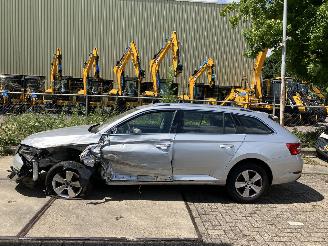 krockskadad bil auto Skoda Superb 15tsi 110kW 2022/2