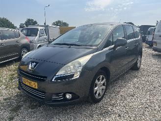 damaged passenger cars Peugeot 5008 1.6 HDiF Blue Lease 7p 2011/2